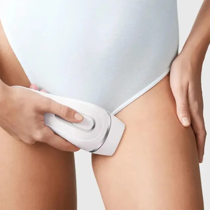 Braun Silk Expert Pro 3 IPL Hair Removal Device With 4 Extras Wide Head, Precision Head, Venus Razor, Zip Pouch